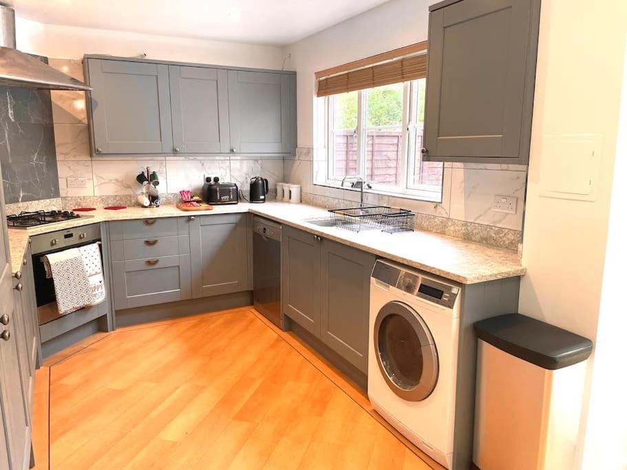 The Woodlands, Shortstay, Ideal For Families, Relocation, Contractors, Travel Stay Horley Exterior foto